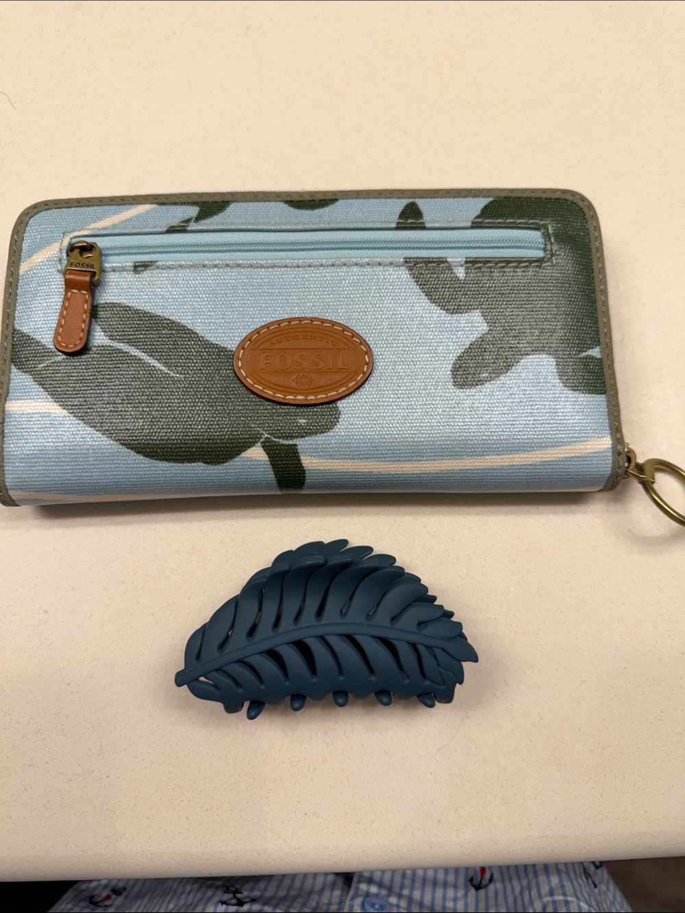 Fossil Light Blue Canvas Wallet with Green Turtle Motif - Picture 4 of 4